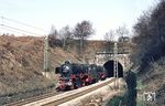 Für den 24. März 1973 hatte die Interessengemeinschaft Historischer Schienenverkehr eine Sternfahrt mit vier Dampfzügen von Düsseldorf, Essen, Hagen und Köln nach Remscheid-Lennep angekündigt. Morgens wurden die Rheiner 012 066 und 077 als Lz 78032 nach Hagen (012 077) bzw. nach Köln-Kalk Nord überführt. Die beiden Ölloks wurden am Südportal des Ostberger Tunnels zwischen Holzwickede und Schwerte abgepasst. (24.03.1973) <i>Foto: Helmut Dahlhaus</i>