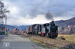 99 6101 rumpelt mit einem kurzen Rollbock-Güterzug durch Wernigerode-Hasserode.  (20.02.1990) <i>Foto: Wolfgang Bügel</i>