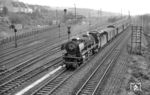 Mit dem E 1797 aus Frankfurt/M fährt 03 1049 nach Kreuztal ein. (19.10.1960) <i>Foto: Hermann Gerdes</i>