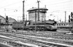 Die Kasselaner 10 002 macht sich im Vorfeld des Frankfurter Hauptbahnhofs bereit, den E 569 nach Braunschweig zu übernehmen. (24.06.1964) <i>Foto: Gerhard Röder</i>