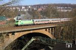 Im Januar 2022 erschien die neue Werbelok 101 005, welche für die DEVK (Deutsche Eisenbahn-Versicherungskasse) wirbt. Hier befördert sie den IC 2044 (Dresden - Offenburg) auf der Wupperbrücke in Wuppertal-Sonnborn. (28.02.2023) <i>Foto: Wolfgang Bügel</i>