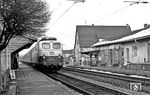 110 240 (Bw Stuttgart) rauscht durch den Bahnhof Oberboihingen kurz vor Nürtingen. (02.1977) <i>Foto: Burkhard Wollny</i>