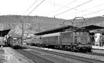 144 013 trifft im Bahnhof Plochingen auf 465 013 (865 613). (02.1977) <i>Foto: Burkhard Wollny</i>