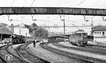 Im Bahnhof Schaffhausen kam es zur Begegnung von 018 323 mit der schweizerischen Re 4/4 II 11142. (13.07.1969) <i>Foto: Karl Wyrsch, Slg. D. Ammann</i>