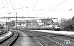Mit rund 11 Stunden Fahrzeit und gut 960 km Strecke zwischen Hamburg und Zürich war der TEE 77/78 "Helvetia" damals der längste Zuglauf der DB. Um 8.41 Uhr war dieser VT 11 als TEE 77 "Helvetia" nach Hamburg-Altona in Zürich HB gestartet. Gegen 9.10 Uhr fuhr er durch den 35 km entfernten Bahnhof Brugg. (05.1963) <i>Foto: Karl Wyrsch, Slg. D. Ammann</i>