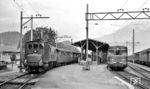 1968 war der Frankfurter VT 24 622 erneut zu Gast in der Schweiz. Im Bahnhof Interlaken Ost traf er auf BLS Ce 4/6 302 (Baujahr 1919) mit Zug 53030. (13.07.1968) <i>Foto: Karl Wyrsch, Slg. D. Ammann</i>