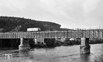 Ein VT 95 im "kleinen Grenzverkehr" auf der 1859 fertiggestellten Brücke Waldshut–Koblenz, die zwischen den Bahnhöfen Waldshut und Koblenz (Kanton Aargau) den Rhein überspannt, der dort die Grenze zwischen Deutschland und der Schweiz bildet. Sie ist die einzige größere Eisenbahnbrücke über den Rhein, die bis heute vollständig erhalten ist, und zählt zu den europaweit seltenen Gitterträgerbrücken im Originalzustand. Das Bauwerk ist vom Abbruch bedroht, da der Eigentümer der deutschen Seite, die DB Netz, es durch einen Neubau ersetzen möchte. (14.09.1966) <i>Foto: Karl Wyrsch, Slg. D. Ammann</i>