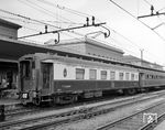 Pullman-Salonwagen Nr. 4137 der Compagnie Internationale des Wagons-Lits (CIWL) im Bahnhof Bologna/It. Ab Ende der 1950er Jahre verlagerte die CIWL ihren Schwerpunkt von Luxuszügen schrittweise auf Reisebüros und touristische Dienstleistungen. Der Wagenbestand betrug Anfang der 1960er Jahre immer noch mehr als 1.000 Fahrzeuge. Als Betreiber eigenständiger, vollständig aus ihrem Wagenmaterial zusammengesetzter Züge trat die CIWL aber immer weniger in Erscheinung, 1966 gab es im Kursbuch der CIWL lediglich noch drei solcher Zugpaare. Die letzten, inzwischen wagenbautechnisch veralteten Pullmanwagen, zog die CIWL 1971 aus dem fahrplanmäßigen Dienst zurück. (05.1960) <i>Foto: Reinhard Todt</i>