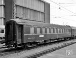 ISG-Schlafwagen Nr. 51 6606-4136-7 im Zuglauf Hannover - Paris in Hannover Hbf. (07.1969) <i>Foto: Reinhard Todt</i>