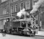 Lok 23 (Jung, Baujahr 1930) der Kreis Altenaer Eisenbahn (KAE) vor einem Personenzug nach Lüdenscheid in Altena. (06.1955) <i>Foto: Reinhard Todt</i>