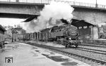 86 027 (Krupp, Baujahr 1931) fährt mit einem kurzen Güterzug in den Bahnhof Aue (Sachs) ein.  (06.1967) <i>Foto: Robin Fell</i>