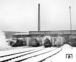 Blick in das verschneite Bw Freudenstadt mit 50 1143 aus Tübingen sowie den in Freudenstadt beheimateten 82 041, 38 3323 und 82 040. (05.12.1965) <i>Foto: Jörg Schulze</i>