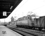 Im Bahnhof Esslingen trifft die Kornwestheimer E 50 057 auf einen ET 25. (08.12.1965) <i>Foto: Jörg Schulze</i>