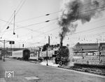 Nachdem alle "störenden" Züge rechts und links die rangierende 86 173 passiert haben, bekommt sie nun auch Ausfahrt ins Bw. (10.12.1965) <i>Foto: Jörg Schulze</i>
