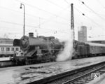 Seit Winterfahrplan 1965 setzte das Bw Stuttgart keine P 10 mehr im Plandienst ein. Sie kamen nur noch vor Sonderleistungen zum Einsatz, so wie hier 39 231 mit einem zusätzlichen Zug im Freitagsverkehr der Vorweihnachtswoche. (17.12.1965) <i>Foto: Jörg Schulze</i>