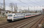 101 057 in weißer Folierung zum "EUROPEAN YEAR OF RAIL 2021" vor IC 2044 (Dresden - Stuttgart) bei der Einfahrt nach Wuppertal Hbf. (16.03.2023) <i>Foto: Wolfgang Bügel</i>