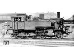 Die Maschinen der Gattung T 10 der Lübeck-Büchener Eisenbahn (LBE) waren Nassdampf-Tenderloks für den Güter- und Personenzugdienst. Ihre Konstruktion war an die preußische T 9³ angelehnt, hatte jedoch mit 1.400 mm um 50 mm größere Treibräder. Der Laufradsatz und der erste Kuppelradsatz waren zu einem Krauss-Helmholtz-Lenkgestell zusammengefasst, weswegen die Lokomotiven auch bei hoher Geschwindigkeit gute Laufeigenschaften hatten. In der Ebene konnte ein Zug von 250 t mit 70 km/h befördert werden. Lok 121 (ex "MOISLING") war 1912 von Linke-Hofmann, Werk Breslau direkt an die LBE geliefert worden. Werner Hubert traf sie im alten LBE-Güterbahnhof Hamburg Lüb Bf an, der an der Hamburger Sonninstraße lag. Im Hintergrund verlaufen Viadukt mit Station Spaldingstraße der damaligen Hochbahnstrecke Hamburg Hbf - Rothenburgsort. 1938 wurde die Lok von der Reichsbahn als 74 363 übernommen und am 14.08.1950 bei der DB ausgemustert. (1935) <i>Foto: DLA Darmstadt (Hubert)</i>