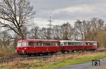 798 670 mit 998 226 und 796 802 der Vulkan-Eifel-Bahn Betriebsgesellschaft Gerolstein als Tfzf 83296 von Stadthagen nach Köln Hbf bei Solingen-Ohligs. (19.03.2023) <i>Foto: Joachim Bügel</i>
