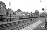 V 200 018 (Bw Hamburg-Altona) fährt mit E 579 (Frankfurt/M - Gießem - Kassel - Hildesheim - Celle) in Hann. Münden ein.  (05.1958) <i>Foto: Winfried Gronwald</i>