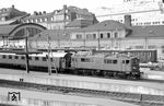 Die Baureihe SJ F war eine ab 1942 in Betrieb genommene E-Lok mit der Achsfolge 1'Do 1'. Bis 1949 wurden 24 Exemplare in Dienst gestellt. Sie wurde auf den Strecken Malmö–Stockholm, Malmö–Göteborg, Göteborg–Stockholm und Stockholm–Oslo vor Schnellzügen eingesetzt. Nr. 621, die hier vor einem Schnellzug in Stockholm C steht, blieb nach ihrer Ausmusterung im Schwedischen Eisenbahnmuseum (Sveriges Järnvägsmuseum) in Gävle erhalten. (29.06.1958) <i>Foto: Winfried Gronwald</i>