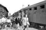 Umsteigen im dänischen Bahnhof Gedser auf die Fähre nach Großenbrode Kai. (29.06.1958) <i>Foto: Winfried Gronwald</i>