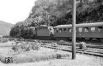 Die Kasselaner 01 1095 verlässt mit einem zusätzlichen Zug zum E 575 nach Westerland/Sylt den Bahnhof Hann. Münden. Anscheinend gab es schon im Sommer 1958 einen großen Drang, nach Sylt zu reisen. (07.1958) <i>Foto: Winfried Gronwald</i>