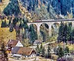 Eine Kemptener 218 mit dem "Kleber-Express" nach Freiburg auf dem 37 m hohen Ravenna-Viadukt. Der "Kleber-Express" war ein von 1954 bis 2003 täglich verkehrendes Zugpaar. Es bewältigte die Strecke von München nach Freiburg im Breisgau auf einer 379 Kilometer langen Nebenroute durch den Voralpenraum, den Naturpark Obere Donau und den Schwarzwald in etwa sechseinhalb Stunden. Die Verbindung entstand auf Wunsch zahlreicher Hoteliers aus Baden-Württemberg und Bayern. 1997 bekam das Zugpaar den Namen "Kleber-Express", da sich die Familie Kleber aus Bad Saulgau am stärksten für die Verbindung eingesetzt hatte.  (1979) <i>Foto: Karsten Risch</i>
