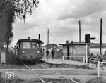 T 26 (Ein VT 98 aus der Bauserie Uerdingen 1961) der Elmshorn-Barmstedt-Oldesloer Eisenbahn-AG (EBOE) im Haltepunkt Barmstedt Brunnenstraße auf der Fahrt nach Elmshorn. (05.1966) <i>Foto: Reinhard Todt</i>