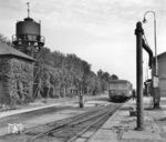 Blick in den Bahnhof Barmstedt mit Wasserturm und Wasserkran und dem rot lackierten VT 24 der Elmshorn-Barmstedt-Oldesloer Eisenbahn-AG (EBOE).  (09.1963) <i>Foto: Reinhard Todt</i>