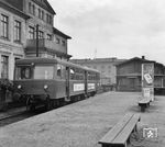 Der VT 24 der Elmshorn-Barmstedt-Oldesloer Eisenbahn-AG ist im Endbahnhof Elmshorn angekommen. Hier besteht seit Eröffnung der EBOE im Jahr 1896 Anschluss an die Marschbahn sowie die Strecke in Richtung Neumünster/Kiel/Flensburg.  (09.1963) <i>Foto: Reinhard Todt</i>