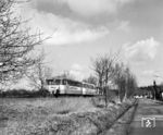 Die EBOE wird seit 1981 von der AKN Eisenbahn AG betrieben, mit der schon seit 1957 eine gemeinsame Betriebsführung bestanden hatte. Hier ist eine dreiteilige Schienenbuseinheit der AKN auf der Linie "A3" in Langenmoor unterwegs. Seit 1965 wurde die Strecke Elmshorn – Barmstedt zuerst unter der Linienbezeichnung „EBO“ geführt, später unter „A3“ beim Hamburger Verkehrsverbund (HVV). (03.1988) <i>Foto: Reinhard Todt</i>