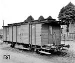 Einer von drei PwPostwagen der EBOE im Bahnhof Barmstedt. Im Aufnahmejahr 1963 besaß die EBOE nur noch 3 eigene Personenwagen, 3 Gepäckwagen und 4 Güterwagen. Dies zeigt, dass die Güterverkehr kaum noch eine Rolle spielte und die Umstellung im Reisezugverkehr auf Triebwagen abgeschlossen war. (09.1963) <i>Foto: Reinhard Todt</i>