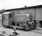 Köf V 21 der Elmshorn-Barmstedt-Oldesloer Eisenbahn, die als Kurzbezeichnung auch den Namen "EBO" trug, in Barmstedt. Die bei Deutz gebaute Kleinlok war 1944 zur Auslieferung als "Kbf 5297" an die Deutsche Reichsbahn vorgesehen. Die Bestellung wurde jedoch annulliert, stattdessen erfolgte am 12.06.1946 die Auslieferung an die EBOE, wo sie anfangs die Bezeichnung "M 1" trug. 1969 wurde sie an das Erzkontor Lübeck in Hamburg-Billbrook verkauft und 1985 ausgemustert. (09.1963) <i>Foto: Reinhard Todt</i>