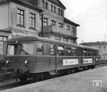 VT 24 (Crede, Baujahr 1951) wartet im Bahnhof Elmshorn auf die Anschlussfahrgäste von der Staatsbahn. (09.1963) <i>Foto: Reinhard Todt</i>