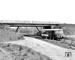 Der MAN-Triebwagen T 26 (Baujahr 1958) an der Brücke der Bundesstraße 404 zwischen Grabau und Blumendorf. (05.1966) <i>Foto: Reinhard Todt</i>