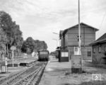 Ein Uerdinger Schienenbus der AKN wartet auf der Linie "A3" nach Elmshorn im Bahnhof Barmstedt auf die Abfahrt. Im Vergleich zu Bild-Nr. 92413 sind Wasserkran und Wasserturm mittlerweile verschwunden. Dafür wurde die Zapfsäule zum Tanken modernisiert. Am 29. September 1973 war der Personenverkehr zwischen Barmstedt und Bad Oldesloe bereits eingestellt worden. (09.1986) <i>Foto: Reinhard Todt</i>