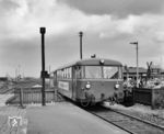 T 28 (VT 3.08) mit VS 51 (VS 3.51) nach Barmstedt verlässt den Bahnhof Elmshorn. Links verläuft die Bahnstrecke Hamburg - Neumünster (-Kiel/-Flensburg). (05.1966) <i>Foto: Reinhard Todt</i>