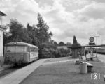Ein Uerdinger-Schienenbus auf Gleis 1a der EBOE im Bahnhof Elmshorn. Bis 1992 endete der Personenverkehr in Barmstedt, dann wurde er mit nur einigen täglichen Zügen bis Ulzdorf (heute Henstedt-Ulzburg) wieder aufgenommen. Seit 1999 wird die Strecke regelmäßig von der bis Ulzburg Süd (an der Stammstrecke der AKN) erweiterten Linie A3 befahren. Der Abschnitt Ulzburg - Bad Oldesloe blieb aber dauerhaft stillgelegt. (09.1986) <i>Foto: Reinhard Todt</i>