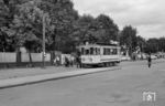 Tw 2 (Uerdingen, Baujahr 1914) der Kleinbahn Siegburg - Zündorf, die zwischen 1914 und 1965 auf dem Streckennetz zwischen Siegburg, Troisdorf, Wahn, Niederkassel und Zündorf verkehrte.  (1959) <i>Foto: Gerd Wolff</i>