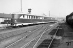 SVT 137 233 (Bauart Leipzig) der Reichsbahn der DDR verlässt als TS 55 "Vindobona" Wien Franz-Josefs-Bahnhof. (1957) <i>Foto: A. Wagner</i>
