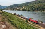 185 060 mit einem gemischten Güterzug (EZ) im Mittelrheintal bei Lorch. (08.08.2022) <i>Foto: Joachim Schmidt</i>