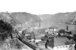 Blick vom Höhenwanderweg in St. Goar auf das Rheintal mit Burg Rheinfels und dem E 705 nach Dortmund, der vermeintlich von der Frankfurter 01 171 geführt wird. (20.04.1955) <i>Foto: Carl Bellingrodt</i>