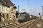 194 018 (Bw Augsburg) fährt mit einem Güterzug aus Heidelberg durch den Bahnhof Ubstadt (heute Ubstadt-Weiher). (11.1982) <i>Foto: Heiko Hamm</i>