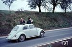 Autoverfolger sind auch keine Erfindung der Neuzeit. Beim Abschied auf der Bottwartalbahn am 30. Oktober 1966 wurde auch nicht ganz verkehrsgerecht neben dem Sonderzug hergefahren. (30.10.1966) <i>Foto: Dieter Junker</i>