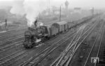 56 2902 vom Bw Dortmund Vbf fährt mit einem Güterzug durch Bochum-Langendreer. (27.01.1955) <i>Foto: Manfred van Kampen</i>