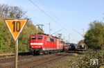 Die von Railpool optisch aufgewertete 151 141 mit der weniger hübschen 151 155 vor dem mit 560 Minuten verspäteten GAG 60711 nach Andernach bei Hilden. (04.04.2023) <i>Foto: Joachim Bügel</i>