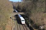 Durch die Entgleisung eines Güterwagens in Wuppertal-Langerfeld wurden die Fernzüge von Hagen nach Wuppertal über die S-Bahnstrecke Hagen-Heubing - Gevelsberg West umgeleitet. Dadurch eröffneten sich neue Fotoperspektiven wie hier auf 402 024, der als ICE 954 (Berlin - Köln) am Linderhauser Tunnel unterwegs ist. (04.04.2023) <i>Foto: Wolfgang Bügel</i>