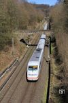 402 038 als ICE 652 (Berlin - Bonn) auf der S-Bahnstrecke am Linderhausder Tunnel in Schwelm. Über die Weichenverbindung im Hintergund wechselte der Zug auf das Gegengleis, um an der Unfallstelle eines entgleisten Güterwagens vorbeifahren zu können. (04.04.2023) <i>Foto: Wolfgang Bügel</i>