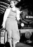 Sichtlich zufrieden scheint diese junge Dame nach der Ankunft mit der Reichsbahn in Frankfurt (Main) Hpbf zu sein. Im Hintergrund steht 38 3638 vom Bw 1 Frankfurt (Main). (1937) <i>Foto: RVM (Dr. Paul Wolff & Tritschler, Historisches Bildarchiv Offenburg)</i>