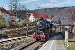 Mit der Einfahrt des Sonderzuges aus Rottweil in den Bahnhof Storzingen, geführt von 52 7596, verabschieden wir uns von der Jubiläumsveranstaltung der Eisenbahnfreunde Zollernbahn und wünschen auch für die nächsten 50 Jahre allzeit gute Fahrt. (10.04.2023) <i>Foto: Joachim Schmidt</i>